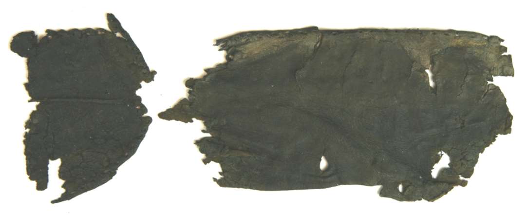 1 forrevet stykke skooverl�der ca. 8,5 % 17,5 cm. I to dele. S�lranden med s�mhuller er bevaret. Ved fod�bningsranden er to sn�rehuller bevaret et smalt ca. 1 cm. langt og et mindre ovalt ca. 0,6 cm. langt. �