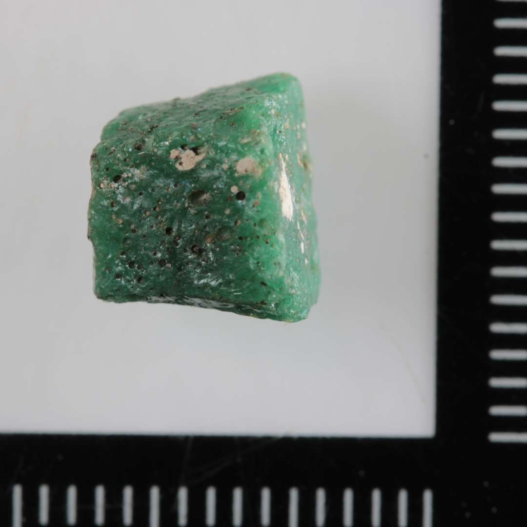 1 mosaikstift af smaragdgr�nligt uigennemsigtigt glas