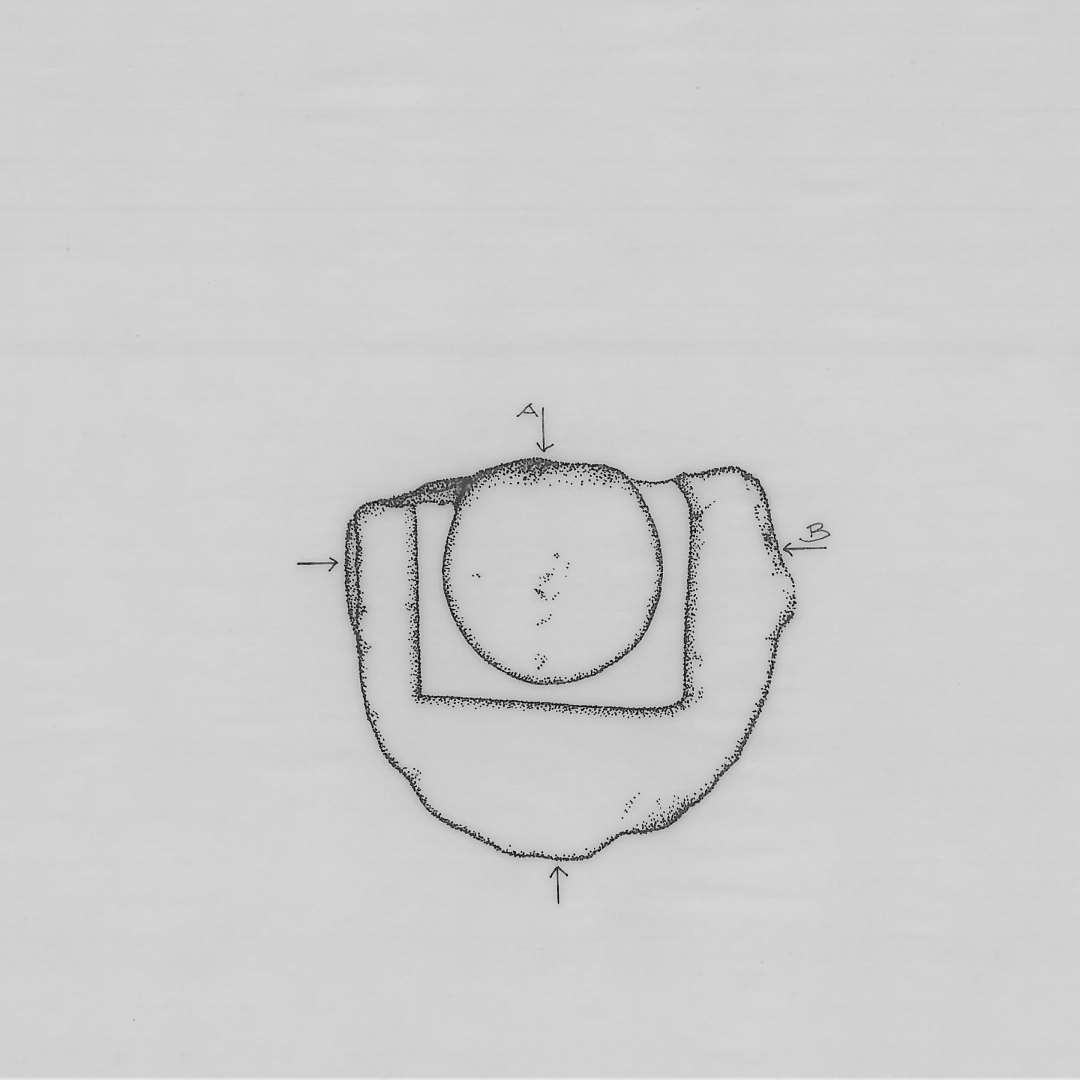1 fragment af en st�beform af gr�br�ndt fint magret ler med glimmer i leret. M�l: 4x4,2 cm.