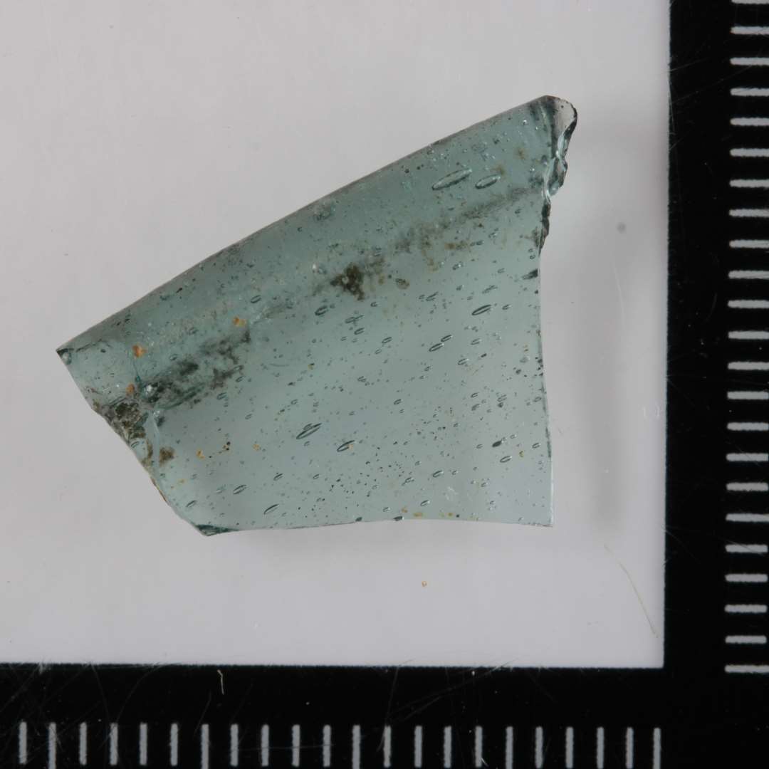 1 randsk�r af gennemsigtigt svagt gr�nligt glas fra kar ( b�ger ? ) med fortykket afrundet rand.