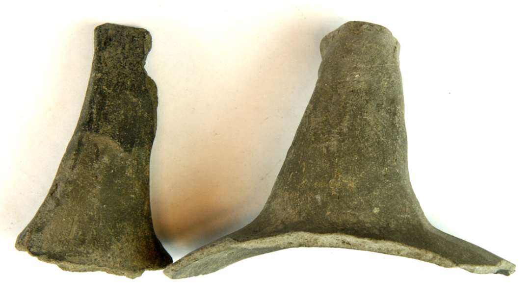 2 let krumme stjerthanke af sortbr�ndt jydepottegods, gruppe o.