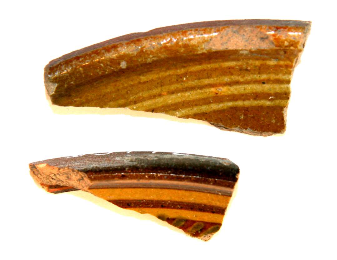 2 randsk�r fra hornmalede fade af r�dbr�ndt lergods med pibeleradekoration og klar blyglasur p� indersiden, gruppe 1.