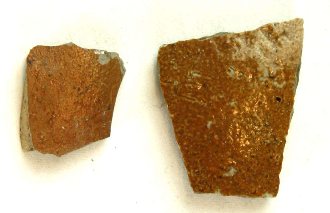 2 sidesk�r af gr�br�ndt, finslemmet stengods med brun bemaling og saltglasur p� ydersiden, gruppe 2.