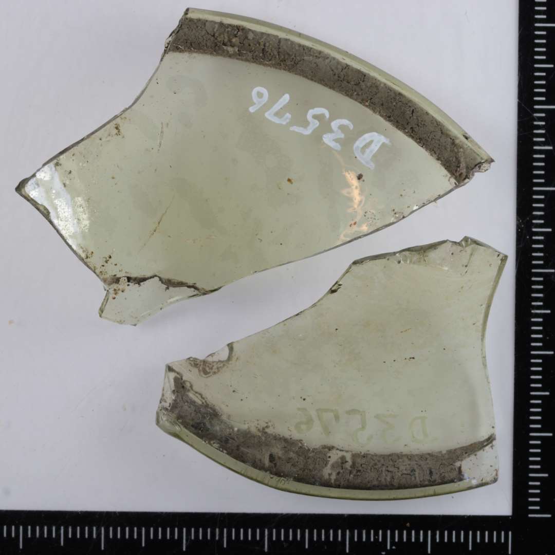 2 fodrandssk�r af gennemsigtigt , svagt gr�nligt glas fra s�kaldt stangenglas med fortykket hul randkant og opadhv�lvet bund.