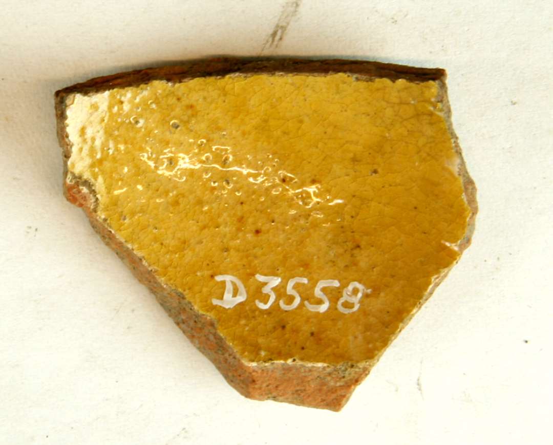 1 sidesk�r fra stjertpotte af r�dbr�ndt lergods med pibelersbegitning og klar blyglasur p� indersiden, gruppe 1.