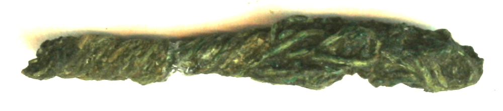 1 stk. fragmenteret bronze (?) - tr�d sammensnoet af ca. 10 tr�de. L�ngde: 3,2 cm.