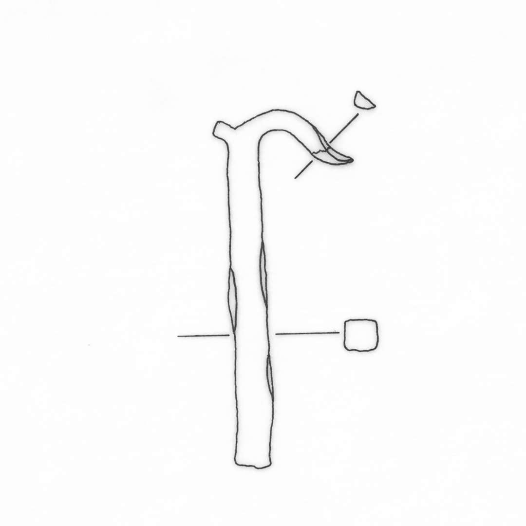 1 massivt let tilspidsende og krummet stykke jern af omtrent kvadratisk tv�rsnitsform, hvis spidse ende er spaltet i to tynde omb�jede arme, forarbejde til fiskekrog ? L : 5,5 cm.