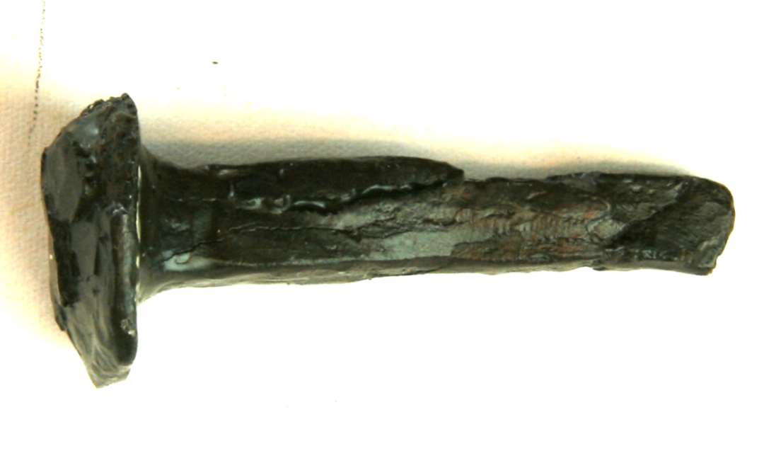 17 st�rkt korroderede hele og brudte jernnagler og s�m med brede hoveder.