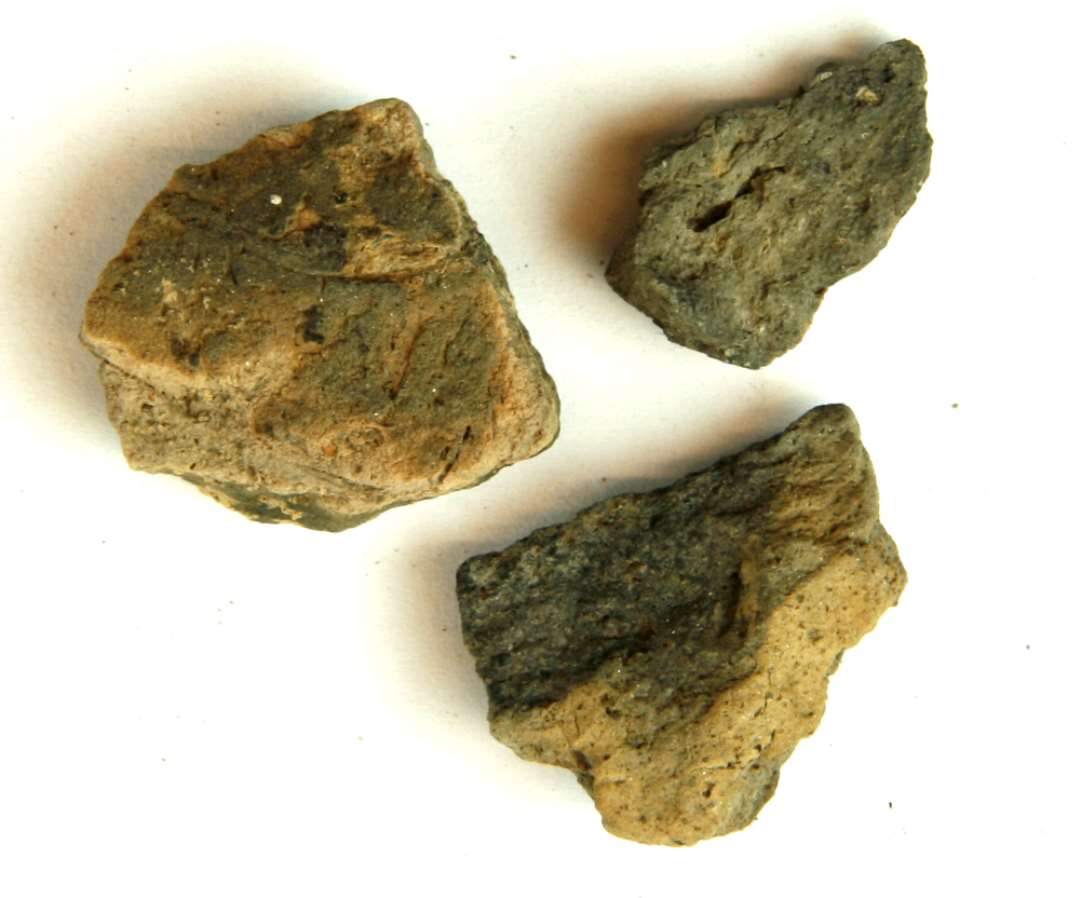 3 fragmenter af v�vev�gte. St�rste m�l: 2,5-3 cm.