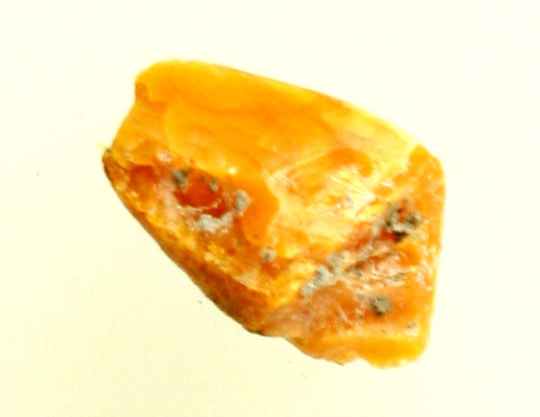 1 stk. ubearbejdet rav.