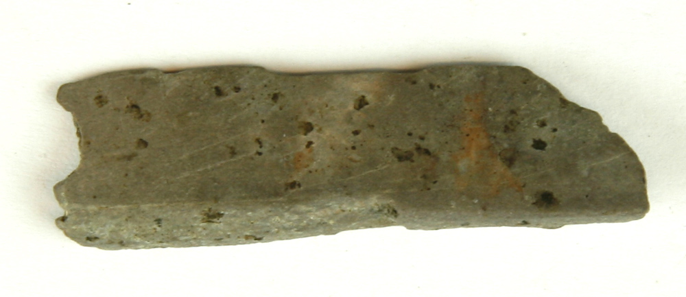 1 flis af en skifer-slibesten St�rste m�l: 4,5 cm.