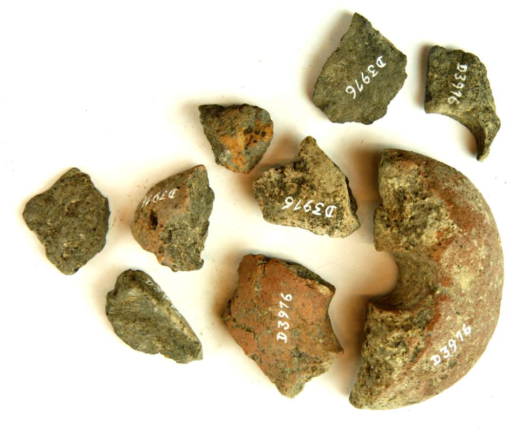 9 st�rre og mindre fragmenter af v�vev�gte af ler. St�rste m�l: 2,5-9 cm.