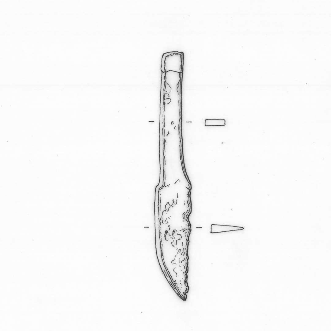 Fragmenteret jernkniv med bred, flad skafttunge hvis spids er afbrudt. Bladet er kort med krumnedadb�jet rygspids. L : 6,3 cm. Heraf blad knap 3 cm.