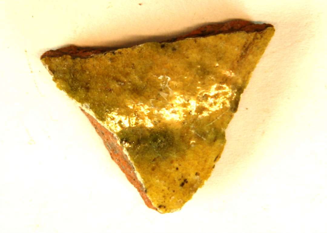 1 sidesk�r af r�dbr�ndt af r�dbr�ndt gods med pibelersbegitning og klar, sp�ttet g�rnlig blyglasur p� ydersiden, gruppe 1.