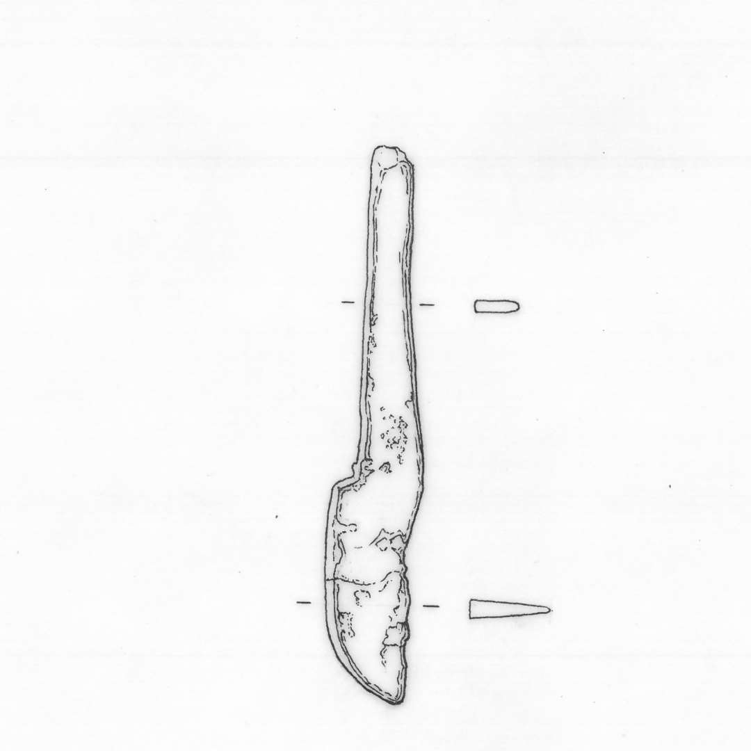 1 miniaturekniv af jern med flad fors�nket skafttunge og bladryg med nedadkrummet spids. L : 6,6 cm. Heraf skafttunge : 4 cm.