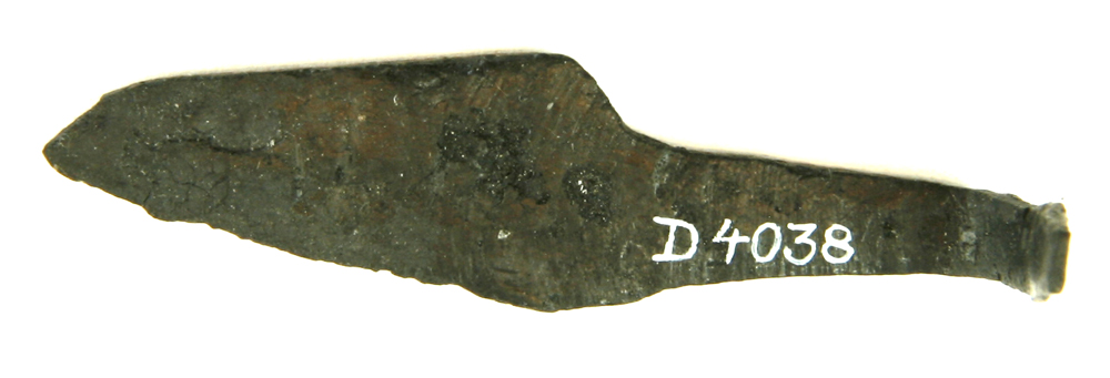 1 flad lancetformet jernkniv med forst�rket skafttunger og stumpvinkelt rygkn�k n�r spidsen. Skafttungen er omb�jet i ret vinkel.�L�ngde i omb�jet stand: 6,4 cm.