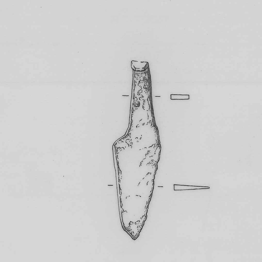 1 flad lancetformet jernkniv med forst�rket skafttunger og stumpvinkelt rygkn�k n�r spidsen. Skafttungen er omb�jet i ret vinkel.�L�ngde i omb�jet stand: 6,4 cm.