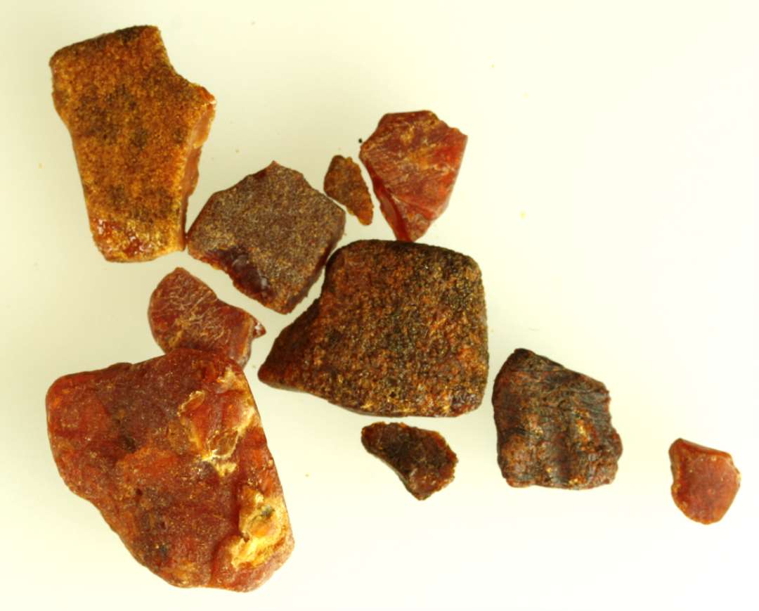 10 stk. uforarbejdet rav.