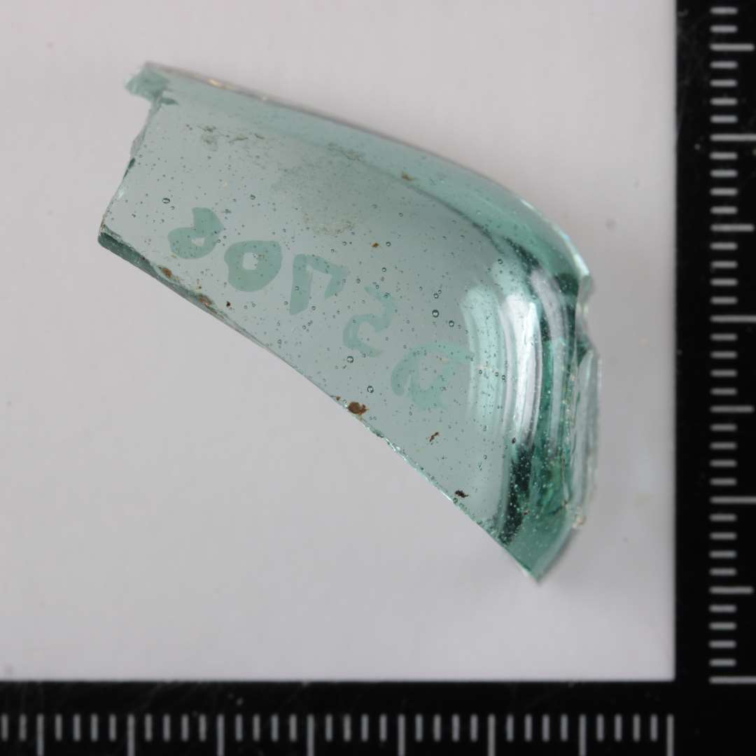 1 bundsk�r af gennemsigtigt, svagt gr�nligt glas fra kar ( b�ger ) af konisk form med afrundet bund og ganske lille, uj�vn bundflade.