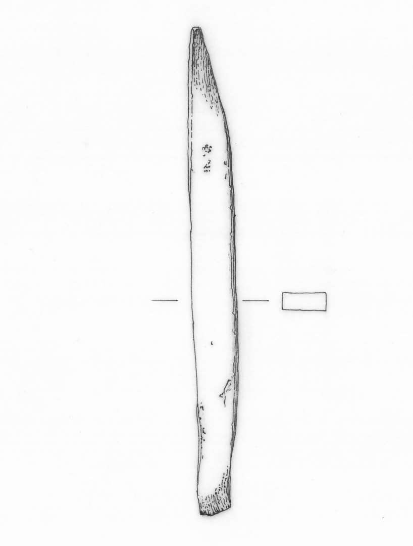 jernstang, af rektangul�r tv�rsnitsform, skr�t tilspidset i den ene ende, tildannet med mejselagtig �gkant i den anden ende. L : 8,7 cm.