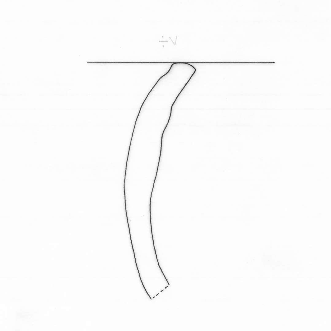 1 randsk�r af magret, m�rkbr�ndt gods fra kar med uhyre stor mundingsrandsdiam., hvis ikke fra et firkantet kar eller fad. Randen er let indadb�jet. Ydersiden b�rer spor efter en sk�desl�s glatning eller knivbesk�ring, gruppe 4 ( ? ).