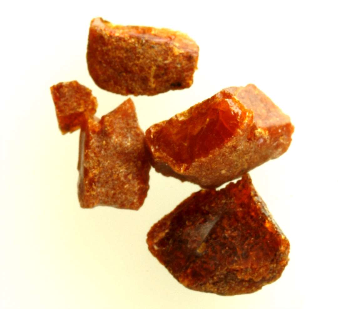 Ni uforarbejdede ravstykker.