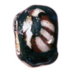 1 perle af dobbeltkonisk form af gennemsigtigt bl�t glas med indsmeltede pletter af uigennemsigtig hvid og r�dbrunlig glasmasse i radi�r stribning indenfor hver plet.