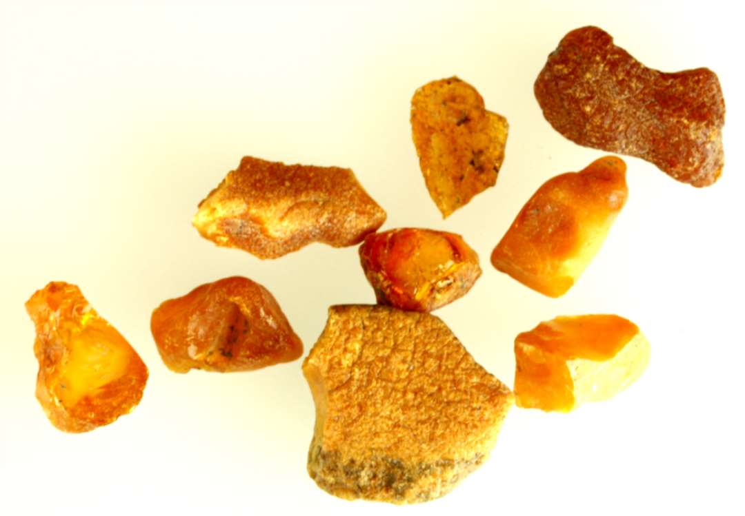 33 stk. uforarbejdet rav.