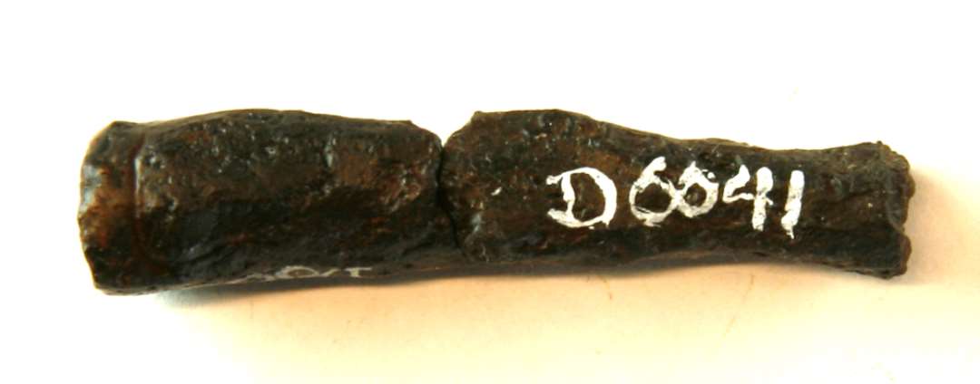 1 stangformet jerngenstand af oval tv�rsnitsform. L : 4,3 cm,