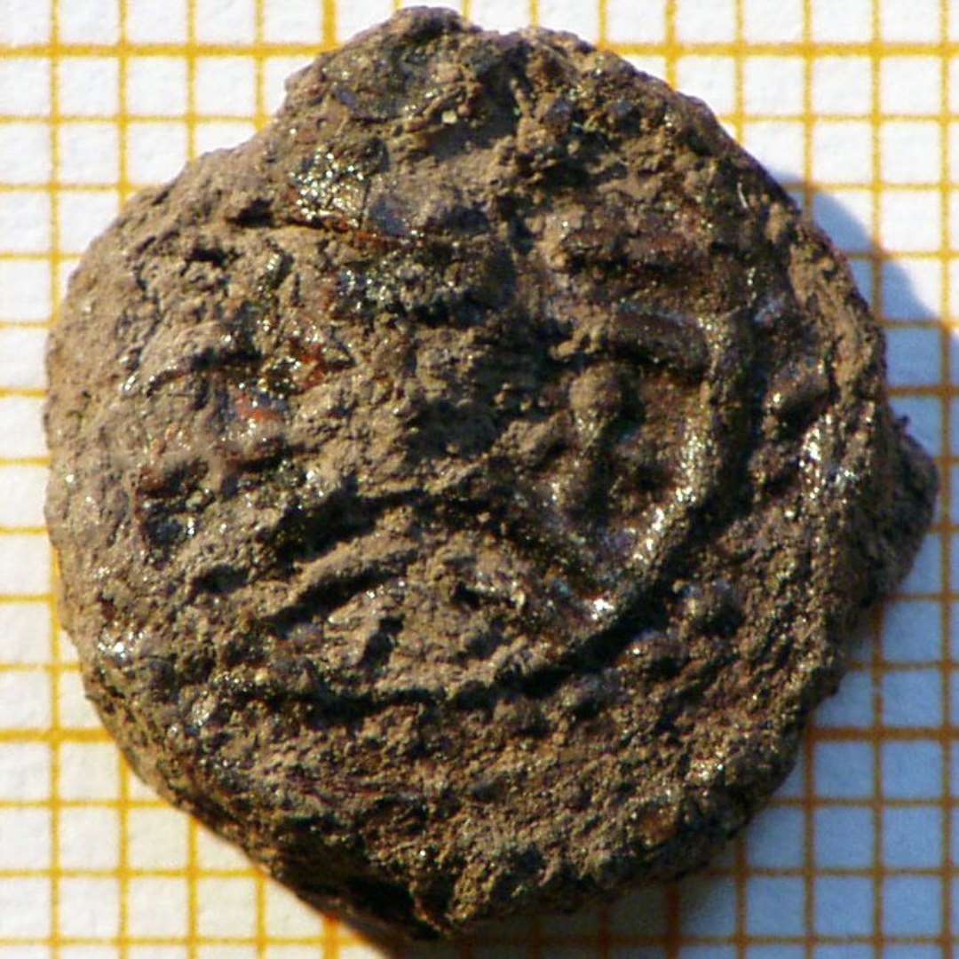 W/M sceatta, fragmenteret, forvitret s�lvm�nt og et corrotionsaftryk af samme. Sceatta. 