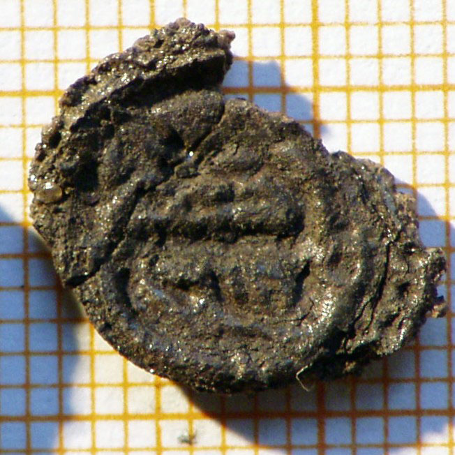 W/M sceatta, fragmenteret, forvitret s�lvm�nt og et corrotionsaftryk af samme. Sceatta. 