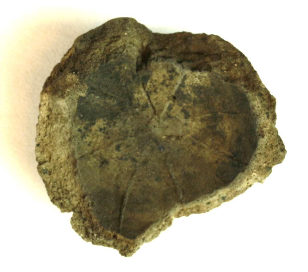 1 halvkugleformet st�beform med stjerneformet ornamentik. 