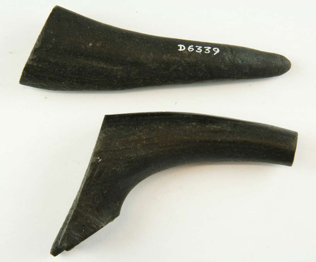 2 stk. afsavet hjortetakgrene samt en rosenkrans. St�rste m�l: 12 cm.