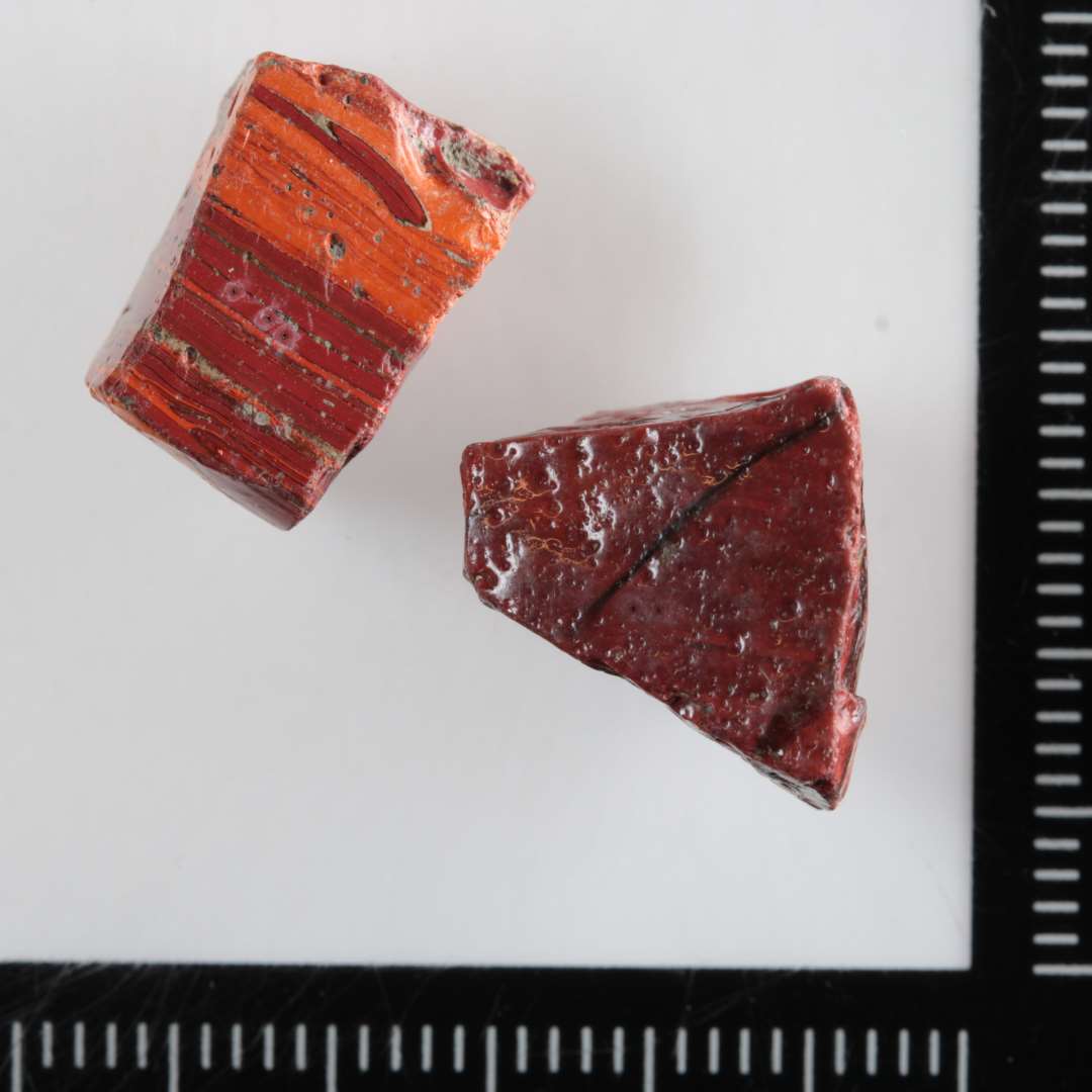 2 stk. r�glas af lagdelt, r�dbrunlig masse, der i det ene stykke indeholder oranger�de striber i det andet stykke sortbrune striber.