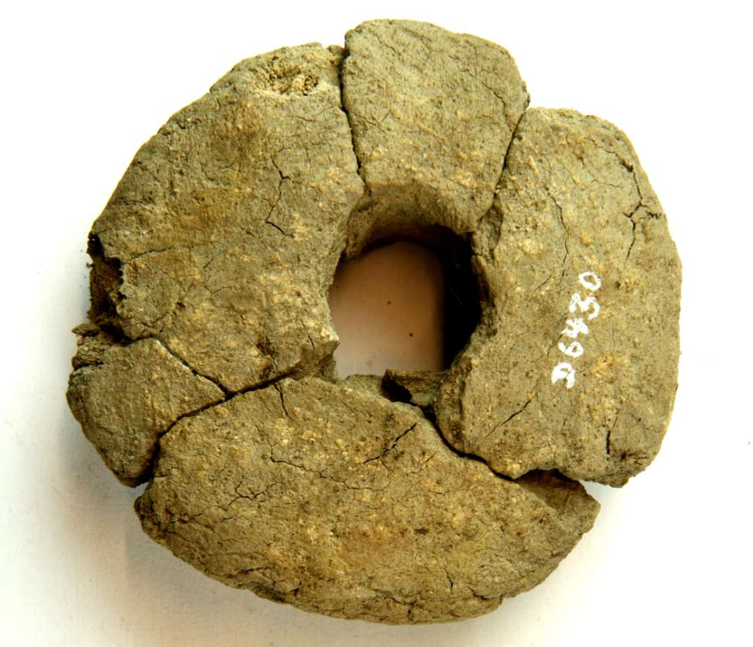 1 v�vev�gt af ubr�ndt ler. Diameter: 9 cm.