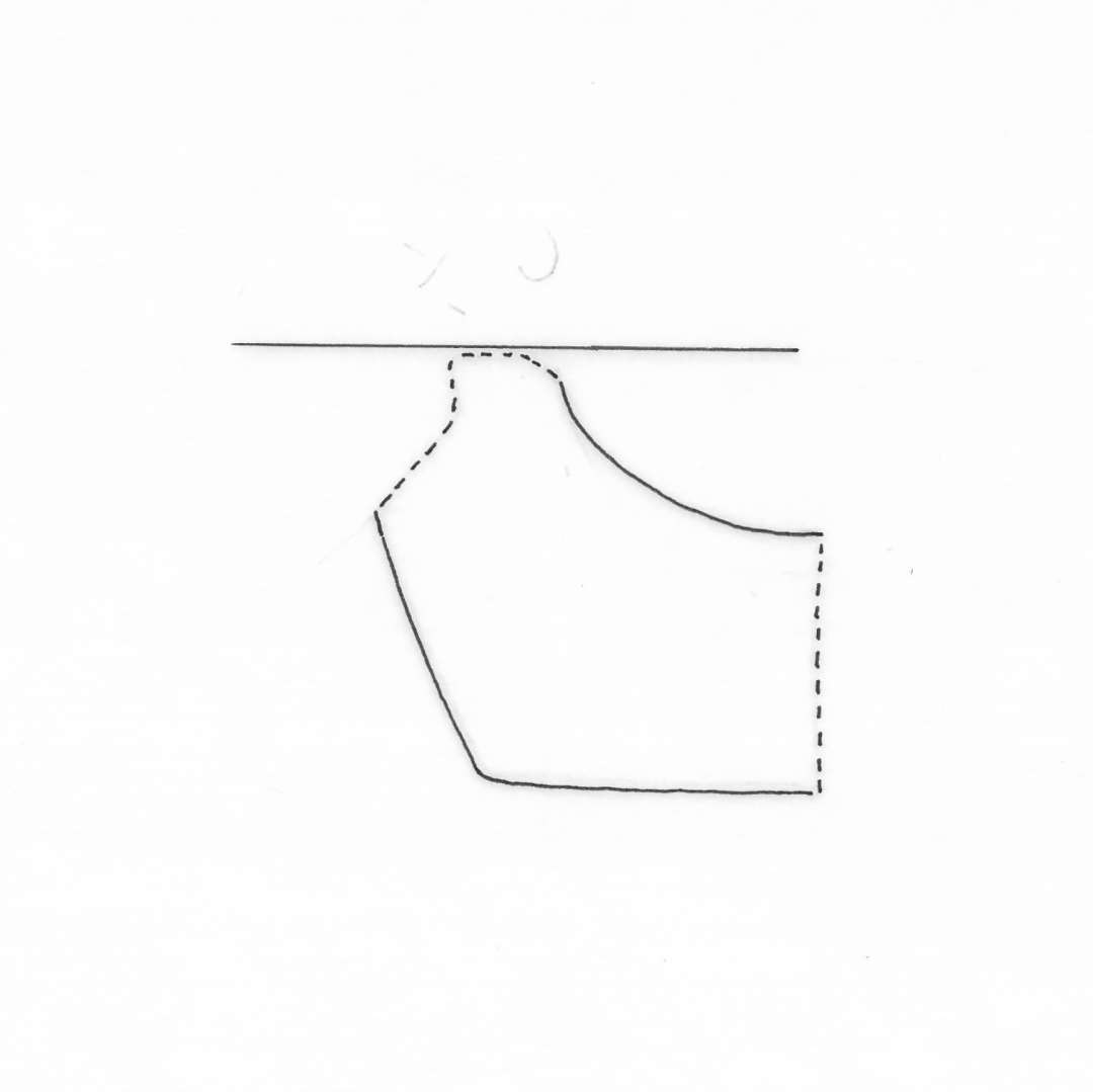 1 bundsk�r af gr�brunligt, grovmagret lergods fra kar med plan standflade, gruppe 4.