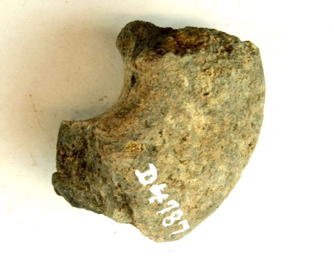 1 fragment af discosformet v�vev�gt af br�ndt lermasse. Opr. diameter ca. 8 cm.