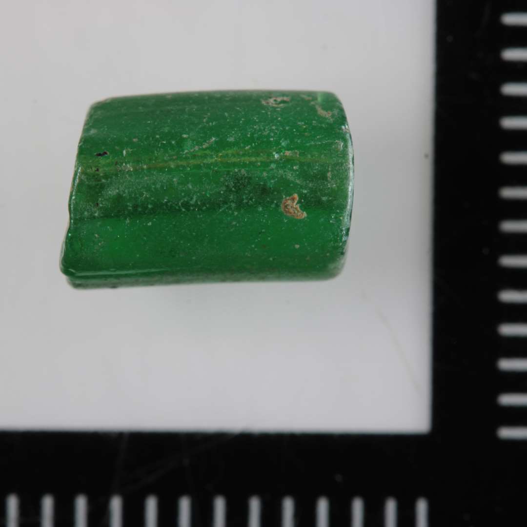 1 r�rformet, polygon glasperle af gr�nligt gennemsigtigt glas.