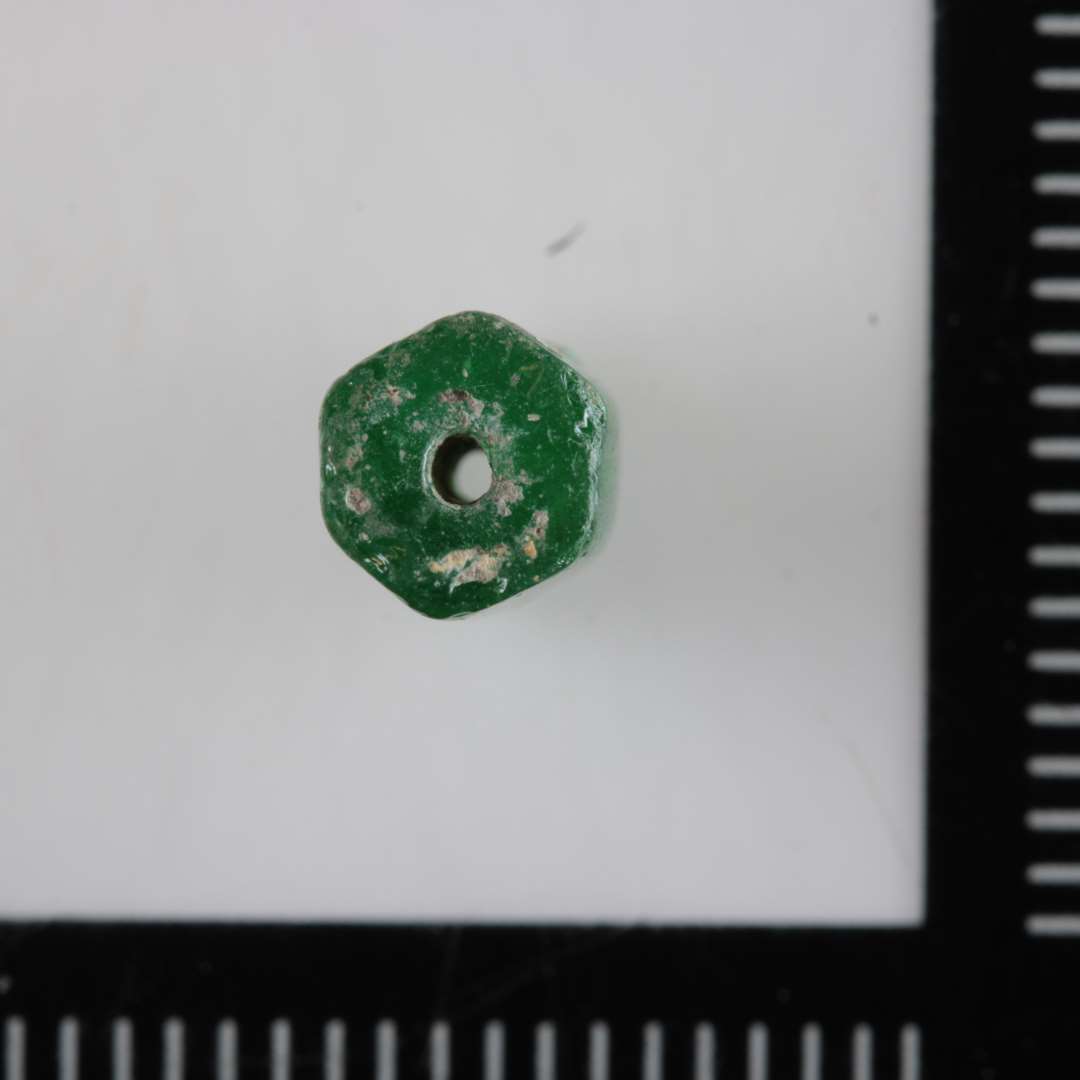 1 r�rformet, polygon glasperle af gr�nligt gennemsigtigt glas.