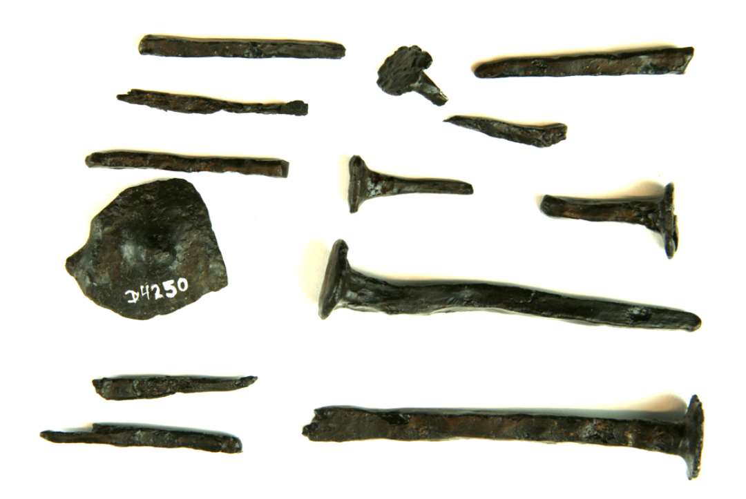 21 hele og frag. jernnalger og - s�m. Korroderede.