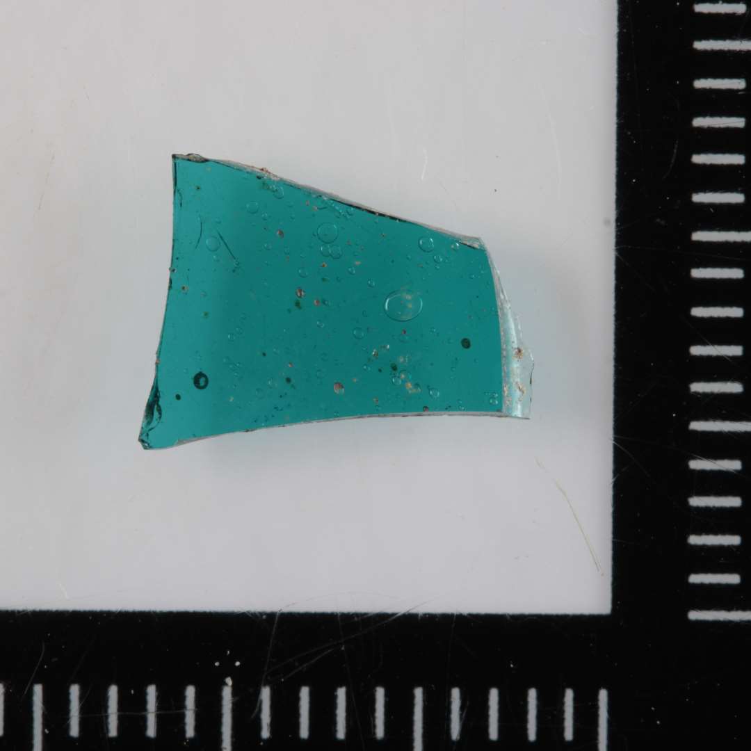 1 fragment af klart, m�rk bl�gr�nt glas.