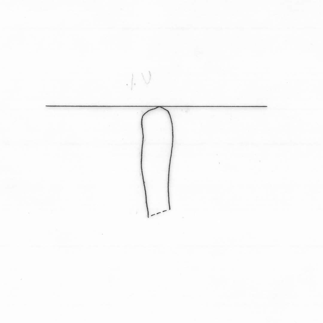 1 mundingsrandsk�r af gr�br�ndt, magret lergods fra kar med indadb�jet rand under hvilken ses svage fingerindtryk, gruppe 4.