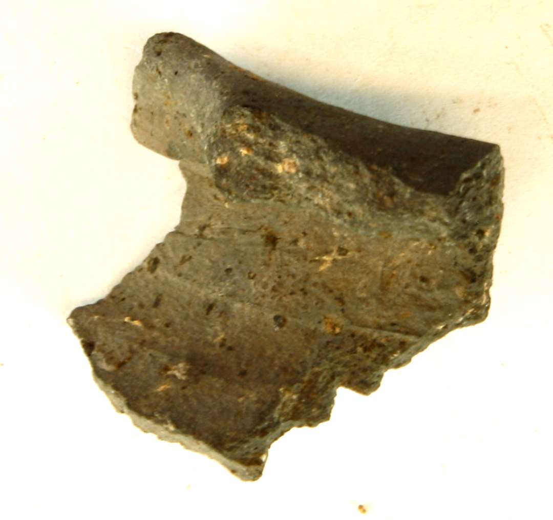 1 randsk�r af magret gr�br�ndt lergods fra kande med udadb�jet rand og afbrudt b�jlehank, gruppe 0.