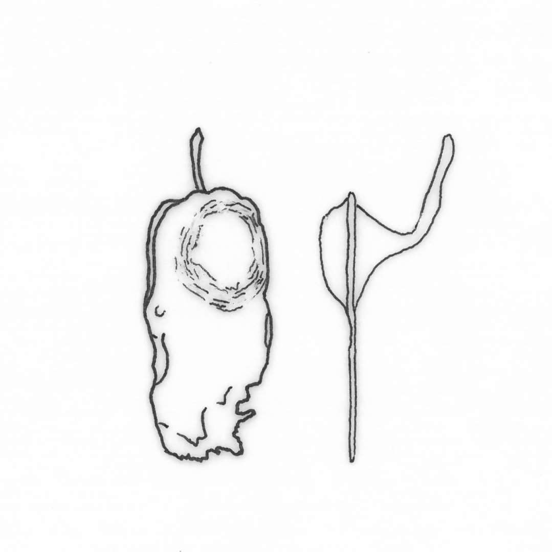 1 stk.jernbeslag med et isiddende b�jet jerns�m. Selve beslagets m�l ca. 2,9 x 1,35 cm.