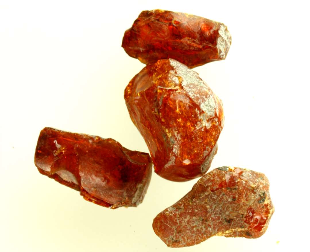 4 stk. rav. Heraf en muligvis p�begyndt forarbejdet til en perle ?.