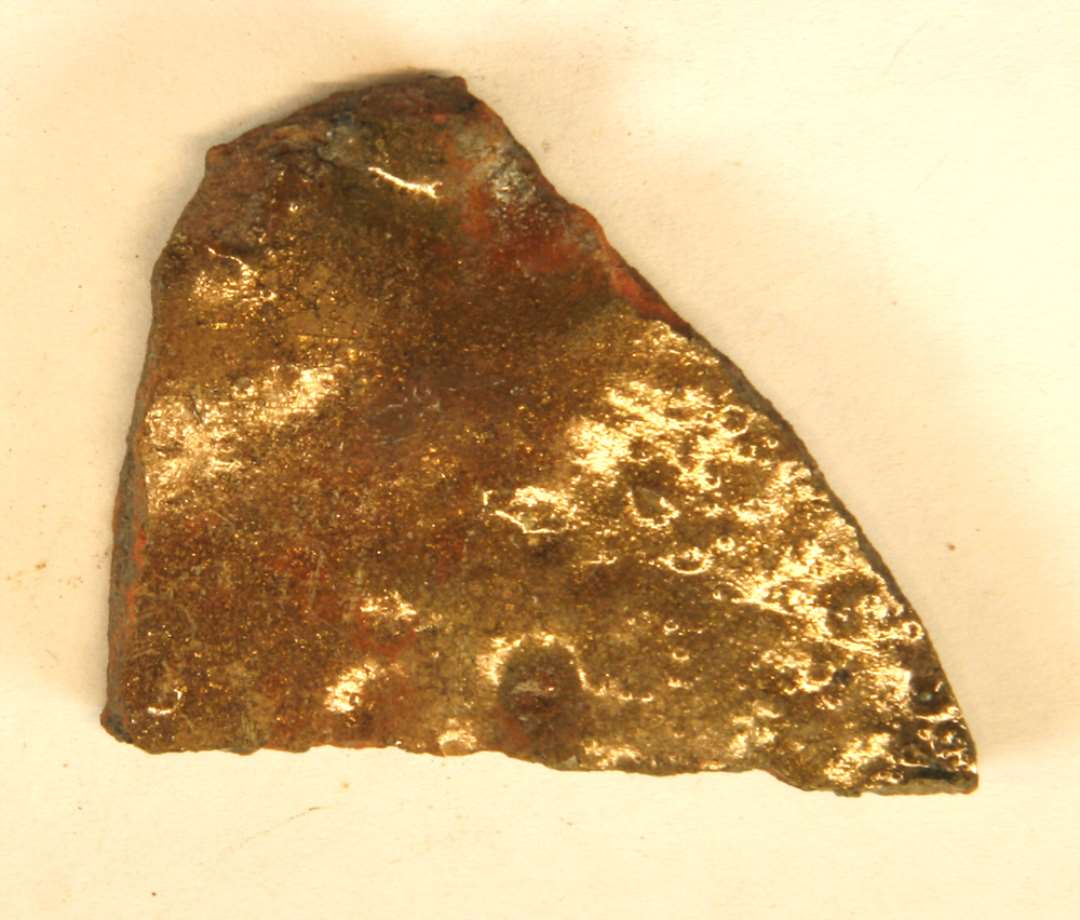 Bundsk�r fra kande af r�dbr�ndt gods med gr�nlig blyglasur p� yderside og inderside, gruppe 1.