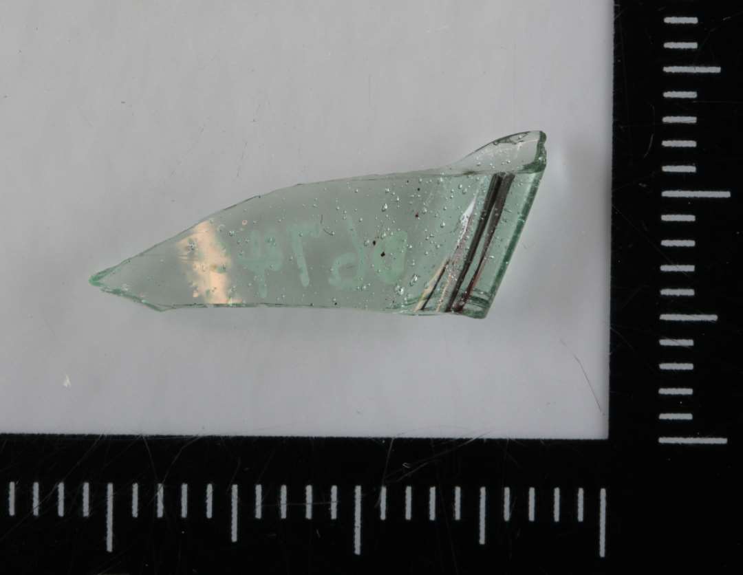 1 mundingsrandsk�r af gennemsigtigt, svagt gr�nligt glas fra ( b�ger ) med fortykket, afrundet l�berandet.