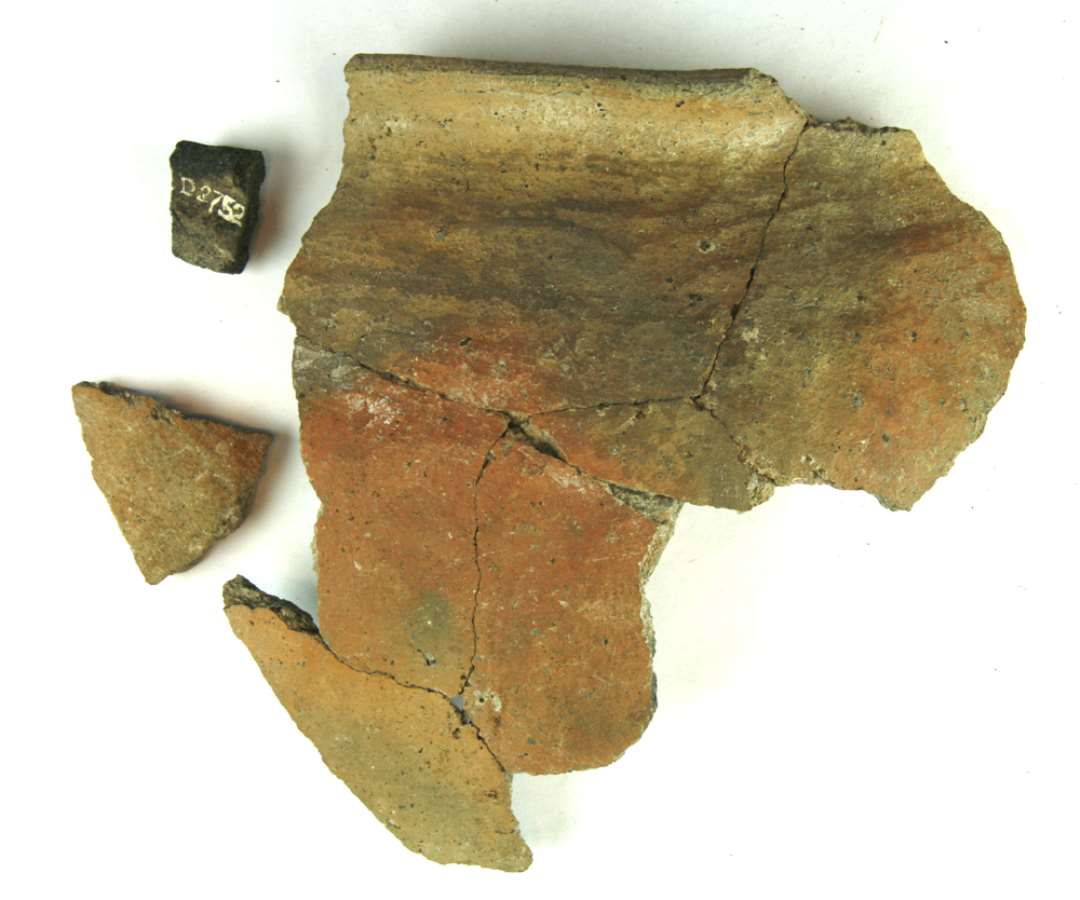 1 mundingsrandsk�r af magret lergods, gruppe 4, med udadb�jet mundingsrand. Fra samme kar som nr. 2752. Sammenlimet med sk�r fra D2752.