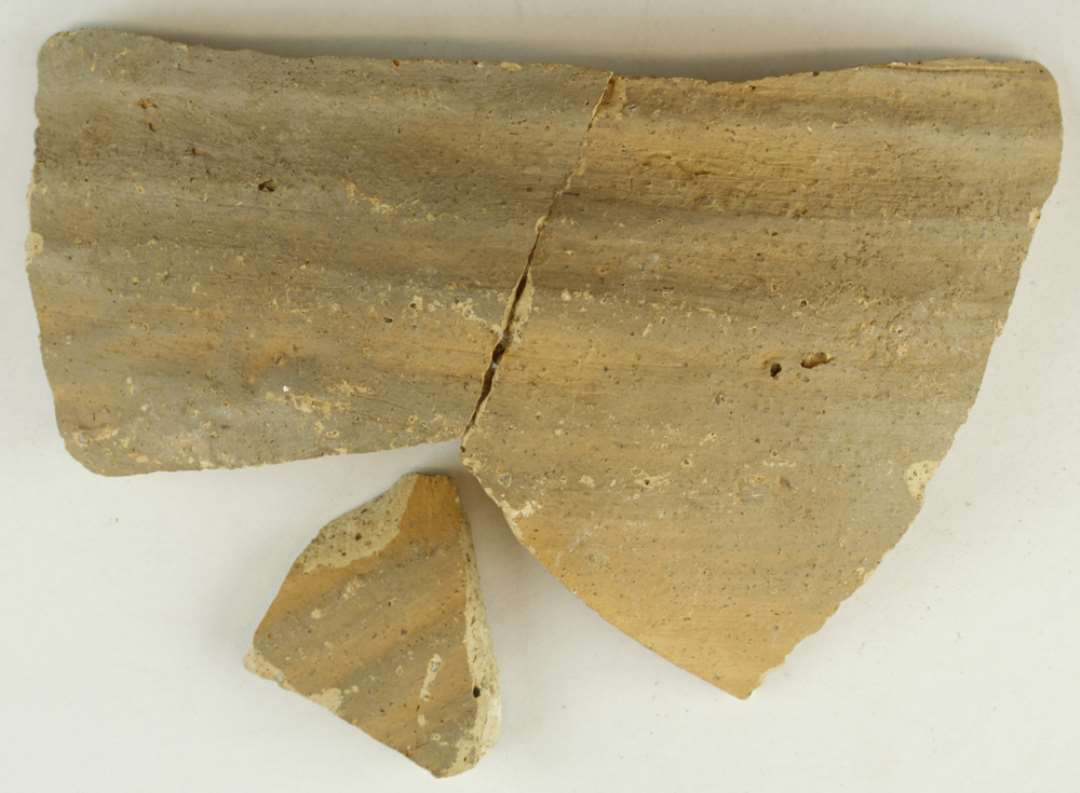 2 sidesk�r af finmagret, por�st, gulligt og gr�gulligt lergods, gruppe 10.