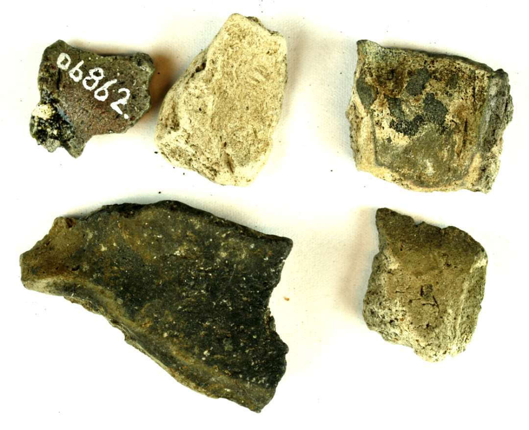 7 fragmenter fra mundingspartiet af st�beformshalvdele af finmagret, glimmerblandet gr�ligt og gr�sort lergods, alle med tragtformet, tyndl�bet p�h�ldningstud.�